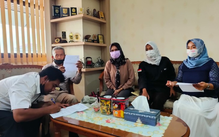 Peserta seleksi Perades gagal didampingi LSM PKN mendatangi Biro Hukum Pemprov Jawa Tengah.