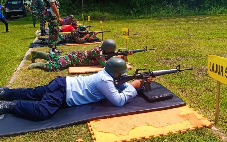 Pegawai Rutan Kelas IIB Barabai  Latihan  Menembak