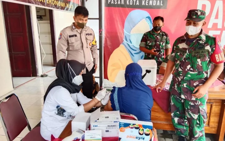 Vaksinasi gratis bagi pengunjung pasar di Kantor UPTD Pasar Kendal, Kelurahan Pekauman