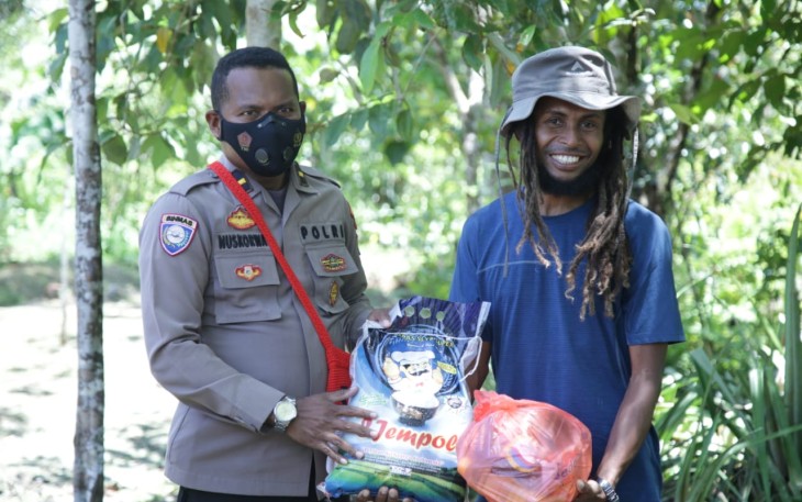 Program Koteka Satgasres Binmas Noken Sambangi Hengki Mofu di Kenyam