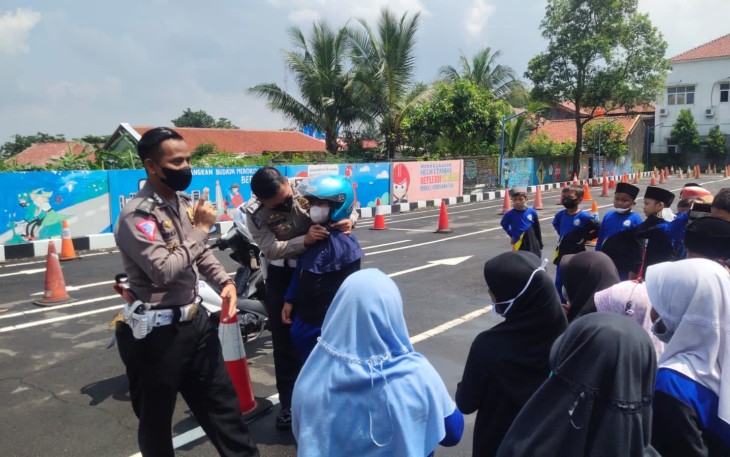 Tanamkan Sejak Dini, Semangat Murid MI Plus Istiqomah Belajar Tertib Berlalulintas 