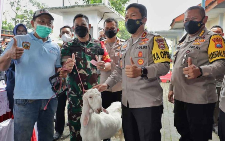 Kapolda Jatim Bagikan Doorprize Kambing di Vaksinasi Presisi Lumajang