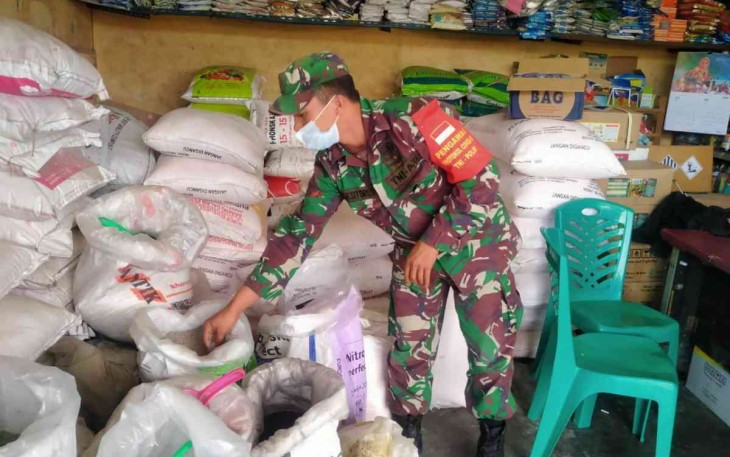 Cek Ketersediaan Pupuk Bersubsidi, Babinsa Datangi Kios Pupuk
