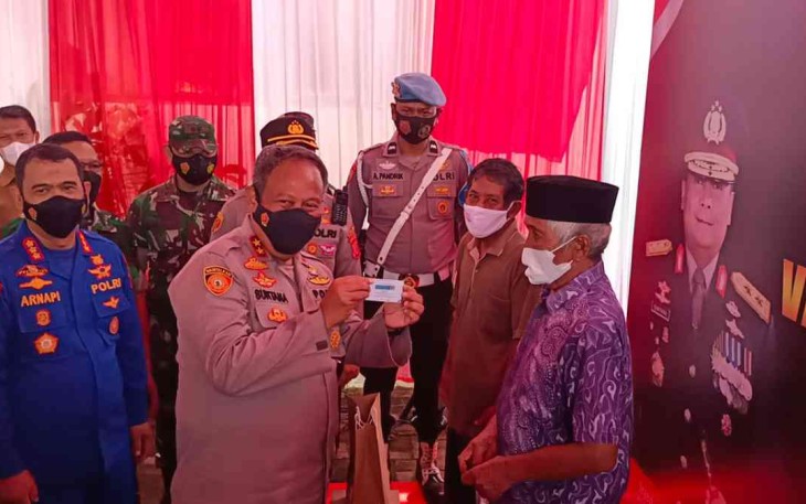Kapolda Jabar Kunjungi Nelayan Cirebon, Tinjau Vaksinasi dan Berikan Bansos serta Asuransi