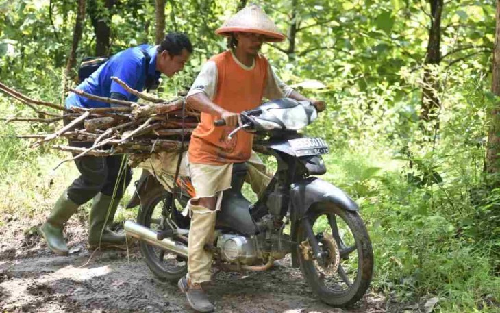 Aksi Terpuji Serka Ganang Wahyu Bantu Pengendara Motor Selip