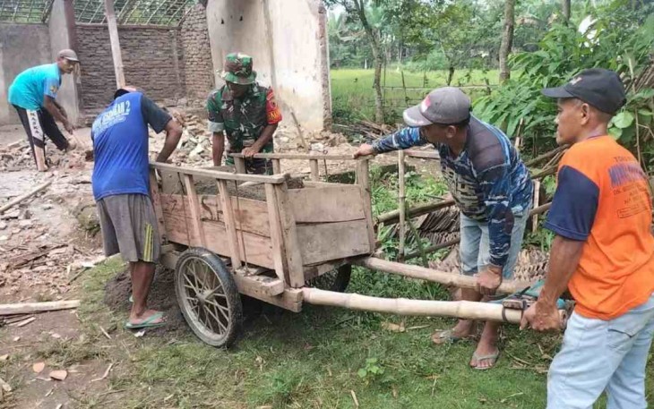 Babinsa Koramil 0805/06 Kwadungan Bantu  Perbaiki Rumah Warga Lansia Yang Rusak