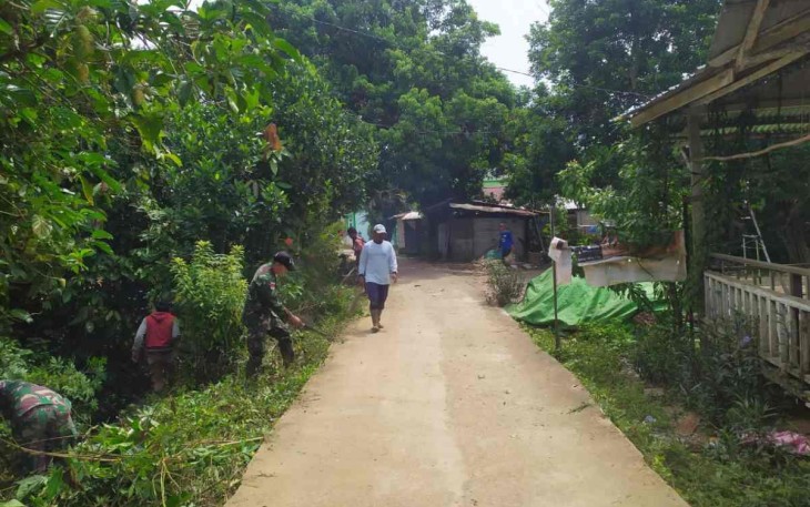Satgas Pamtas Yonif Mekanis 643/Wns Bersama Warga Gotong Royong Bersihkan Kampung Perbatasan