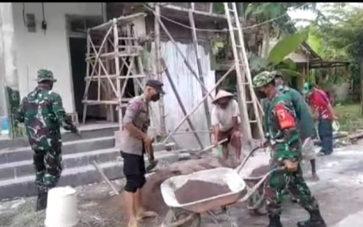 Bersama Masyarakat, Anggota Posramil Pangkur Kerja Bhakti Bangun Masjid