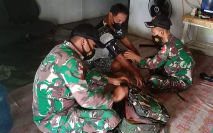 Pengobatan Gratis, Satgas Perbatasan Sambangi Rumah Warga