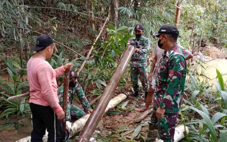 Satgas Perbatasan Benahi Saluran Pipa Air Bersih 