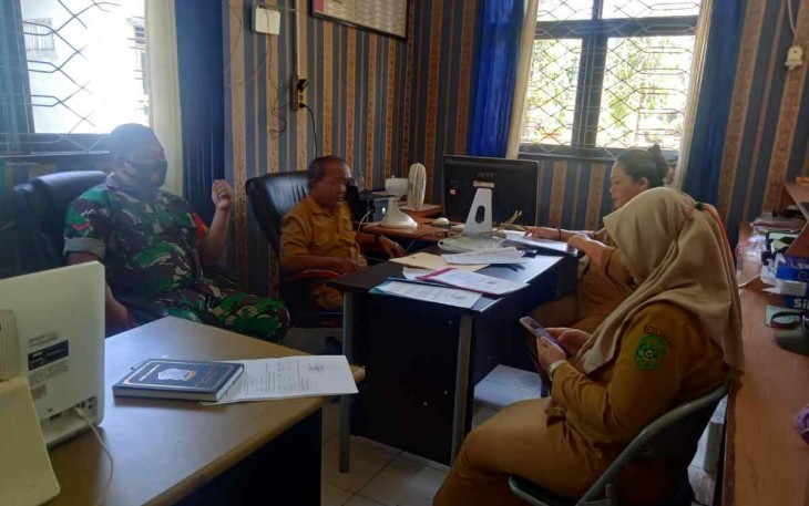 Pererat Kerjasama Cegah Covid 19, Babinsa Koramil 04/Sangasanga Sambangi Kantor Lurah Sarijaya