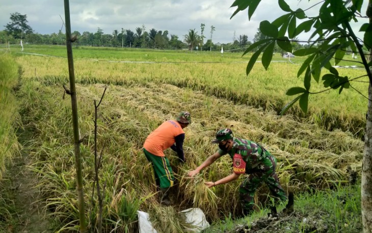 Puasa Bukan Penghalang Bagi Babinsa Komunikasi Dengan Warga