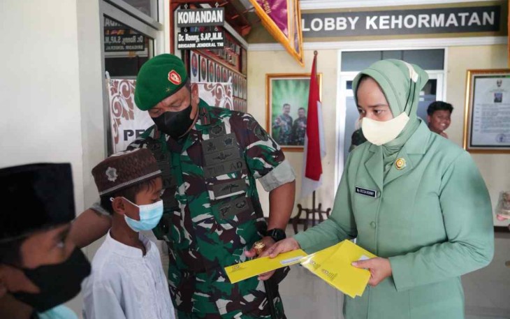 Sambut HUT Ke-58 Dharma Pertiwi, Ketua Persit Koorcabrem 121 Berikan Tali Asih