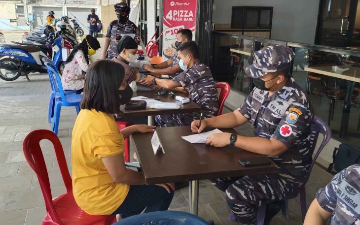 Vaksinasi Mandiri Harian Koarmada III Serbu Pusat Perbelanjaan di Sorong