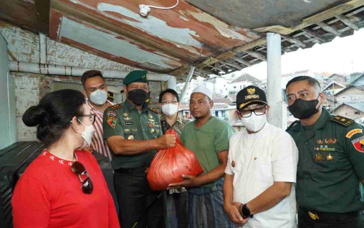 Pangdivif 2 Kostrad Gelar Bansos Korban Terdampak Tanah Longsor di Wilayah Kec. Kedungkandang Malang