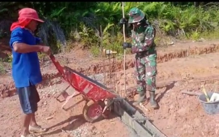 Satgas Perbatasan Gotong Royong Pengecoran Masjid Baiturrahim 