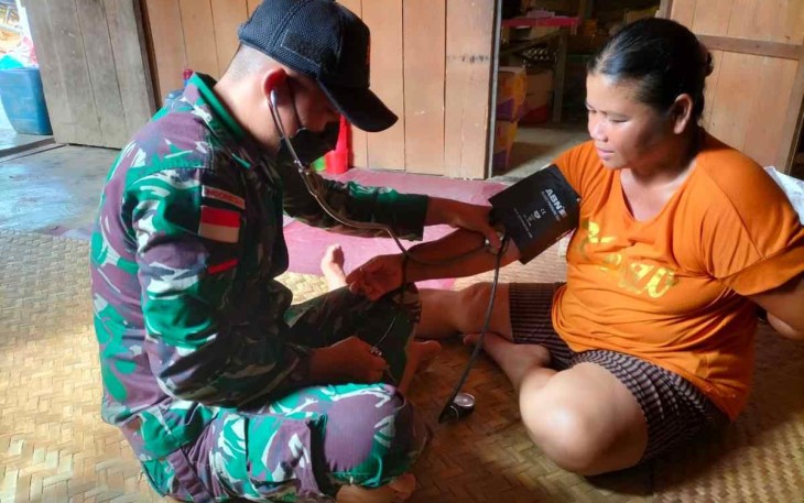 Sambangi Rumah Warga, Pengobatan Gratis Ala Satgas Yonif 144/JY
