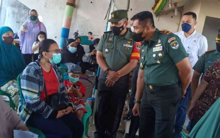 Dandim 0505/JT Dampingi Danrem 051/Wkt Tinjau Serbuan Vaksinasi di RW.08 Jatinegara