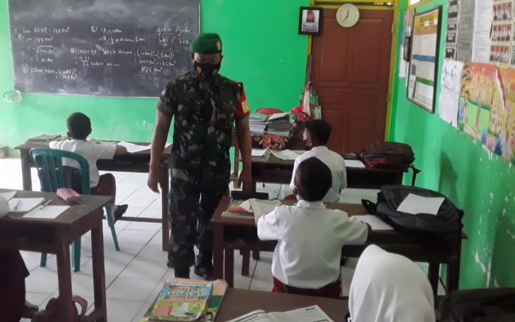 Berikan Wasbang, Anggota Posramil Kasreman Menanamkan Nilai Pancasila Ke Siswa SD