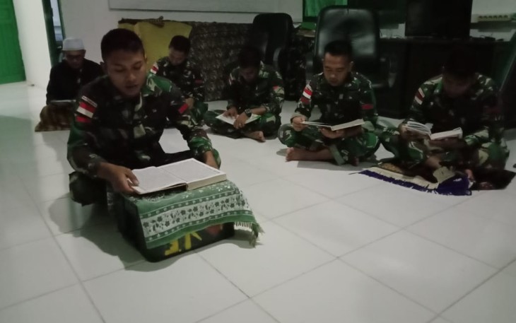 Tingkatkan Imtaq, Satgas Perbatasan Gelar Sholat Taraweh dan Tadarusan