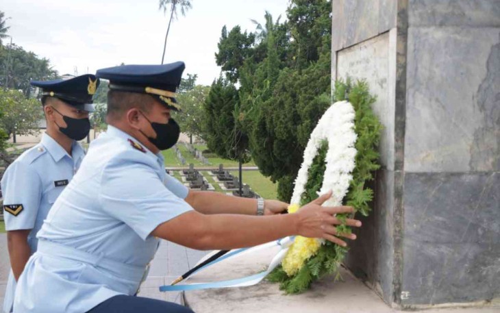 Lanud Sutan Sjahrir Ziarah ke TMP Kusuma Negara Padang Berjalan Khidmat