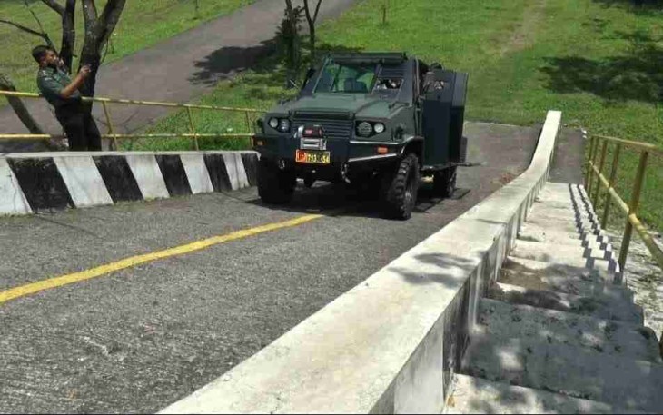 Study Tour di Lab Dislitbang TNI AD, Prajurit Kowad Uji Nyali Tanjakan Curam