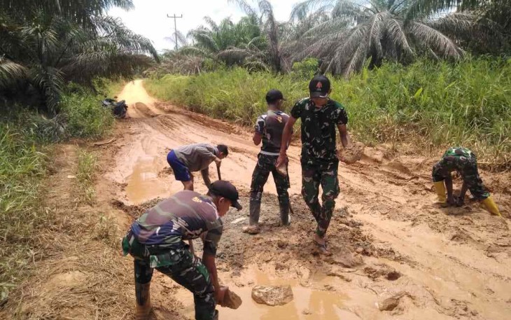 Satgas Perbatasan Bersama Warga Perbaiki Jalan Berlobang 