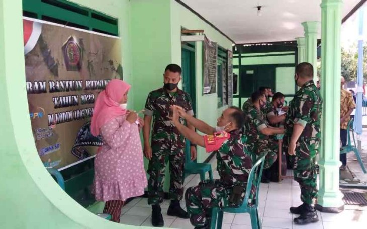 Koramil 0805/13 Kedunggalar Salurkan BLT Kepada Pelaku Usaha Mikro Kecil.