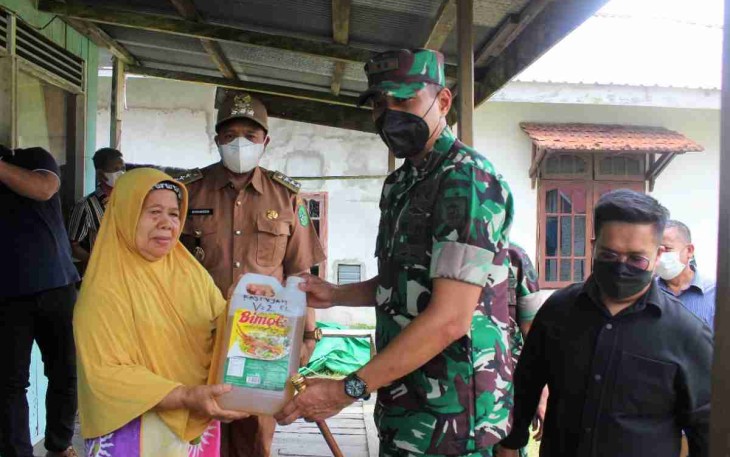 Dandim Kutai Kartanegara Bersama Wakil Bupati Tinjau Penyaluran Minyak Goreng