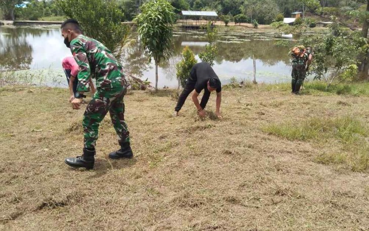 Satgas Pamtas Yonif Mekanis 643/Wns Karya Bhakti Ramadhan Bersih di Perbatasan