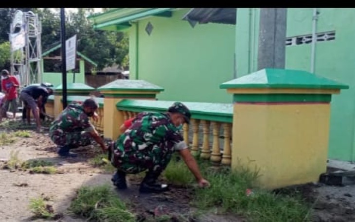 Anggota Koramil Kedunggalar Bersama Warga Gotong Royong Bersihkan Masjid