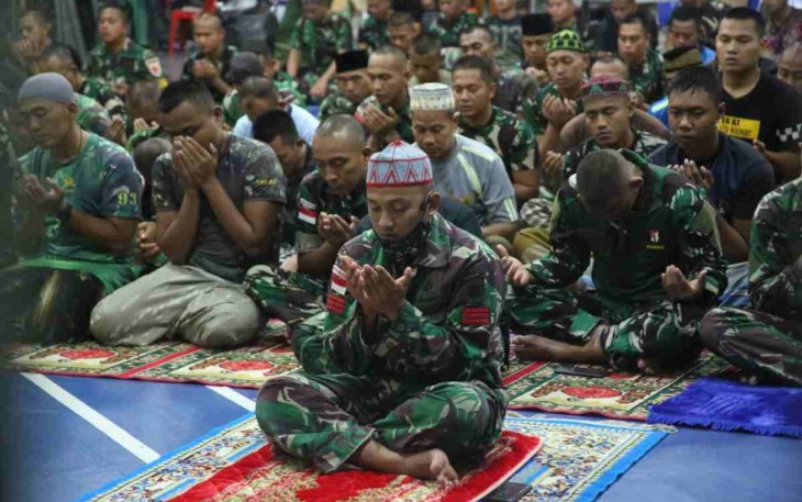 Tingkatkan Imtaq, Prajurit KRI Banjarmasin-592 Sholat Berjamaah di Laut
