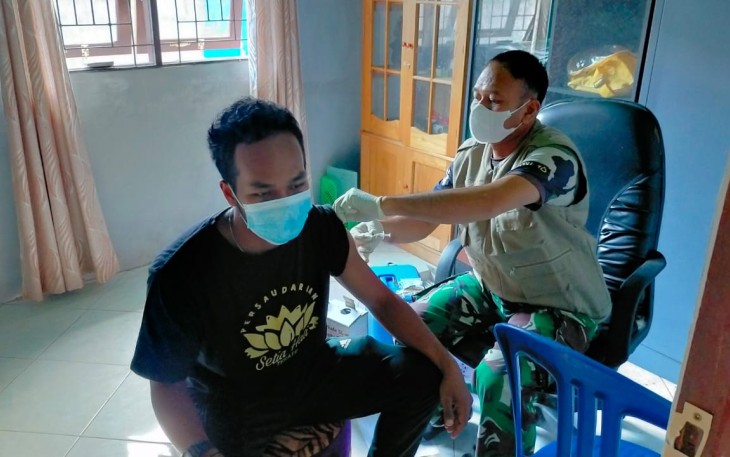 Pelayanan vaksinasi tim mobile Kodim 1002