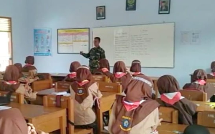 Babinsa Geneng Berikan Wasbang Siswa Sekolah Dasar Negeri 1 Keniten
