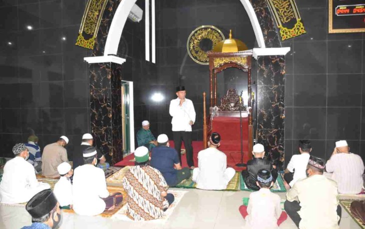Danrem 091/ASN Isi Kultum Malam Ramadhan Tentang Bersedekah