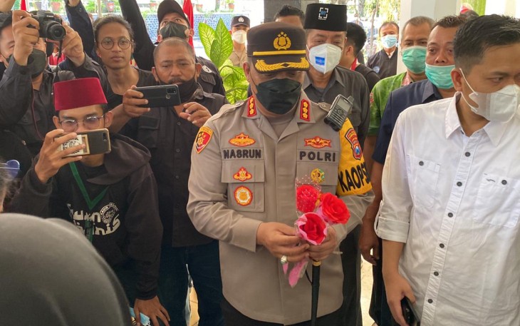 Berbagi Bunga Hingga Vaksinasi Mahasiswa, Polisi Kawal Aksi Damai BEM di Banyuwangi