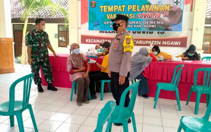 Genjot Vaksinasi Booster, Babinsa Geneng Lakukan Vaksin Keliling