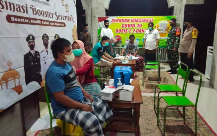 Babinsa Koramil Watulimo Dampingi Serbuan Vaksin Malam Hari