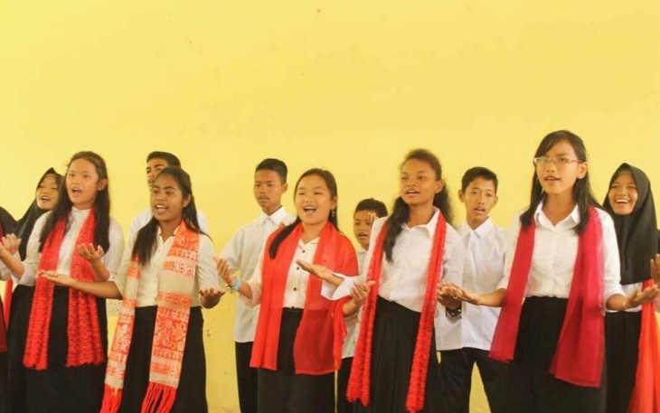 Anna (kedua dari kanan) Saat Menjadi Bagian dari Tim Paduan Suara Memperingati HUT SMAN 1 Sorong, 2018.