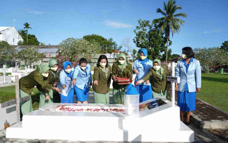 Peringati HUT Ke-58, Dharma Pertiwi Daerah P Ziarah Ke TMP Trikora Manokwari