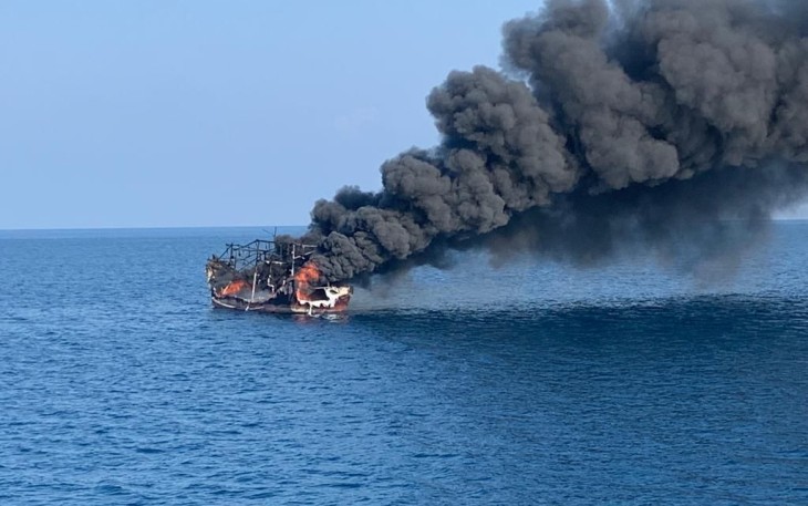 KM Angke Jaya 2 saat Terbakar