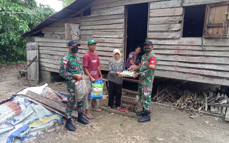 Berkah Ramadhan, Satgas Pamtas Yonif Mekanis 643/Wns Bagikan Sembako Warga Lansia 