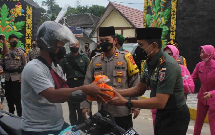 Ramadan Berkah, Dandim Kutai Kartanegara Bersama Kapolres Kompak Bagikan Takjil