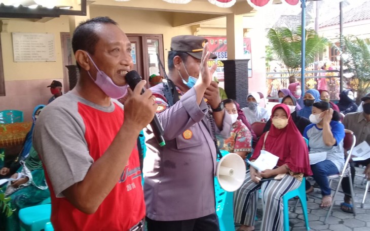 Kades Wadunggetas bersama Polsek Wonosari saat memandu acara
