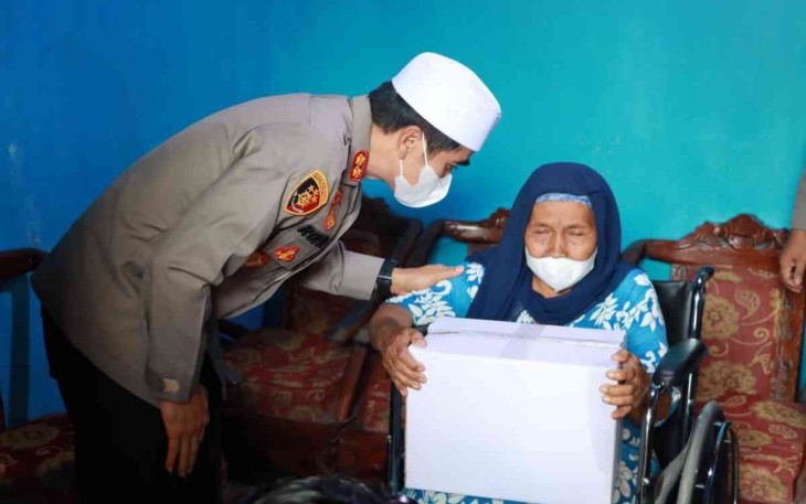 Mbah Munikah Menangis Saat Kapolresta Mojokerto Beri Kursi Roda