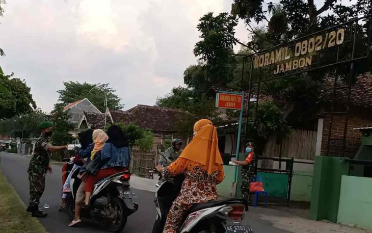 Babinsa Kodim Ponorogo Berbagi Takjil