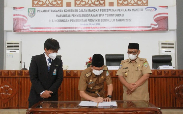 Penandatanganan Komitmen Bersama Terkait Percepatan Penilaian Mandiri Maturitas Penyelenggaraan SPIP Terintegrasi Tahun 2022, Senin (18/4/2022).