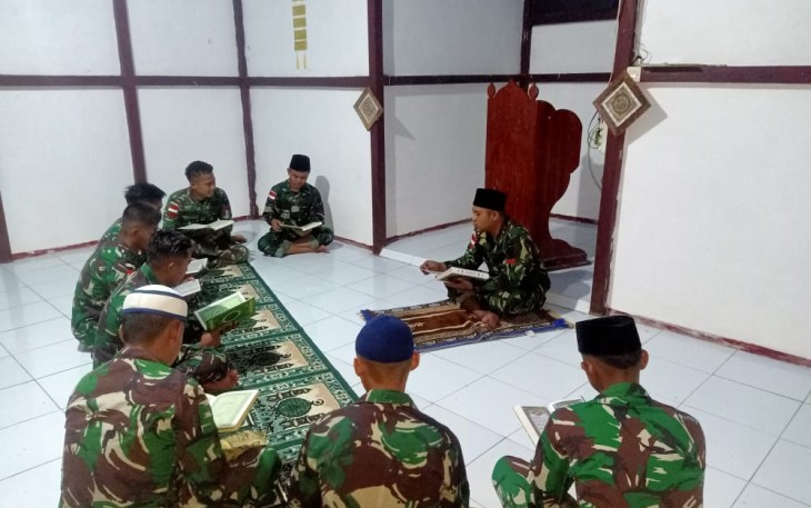 Sholat Tarawih dan Tadarus Satgas Perbatasan 
