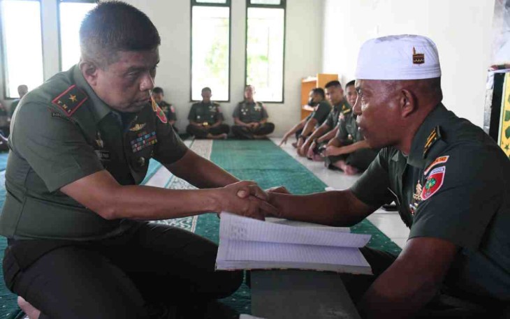 Prajurit Korem 142/Tatag Serahkan Zakat Fitrah