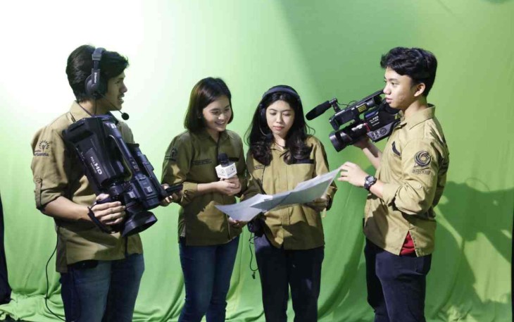 Ilustrasi: Kegiatan Praktikum Mahasiswa Program Studi Komunikasi di Laboratorium Studio TV Universitas Pertamina.